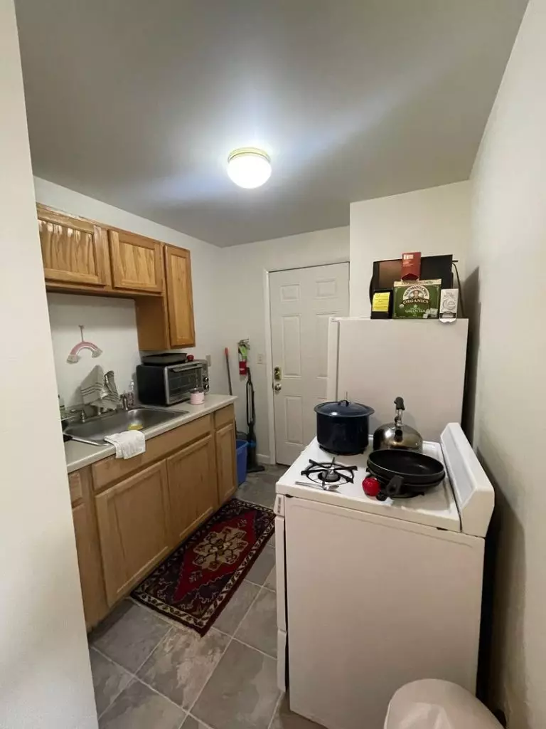 Cozy 1 Bedroom with Off Street Parking in Burlington – Available June 1st, 2026
