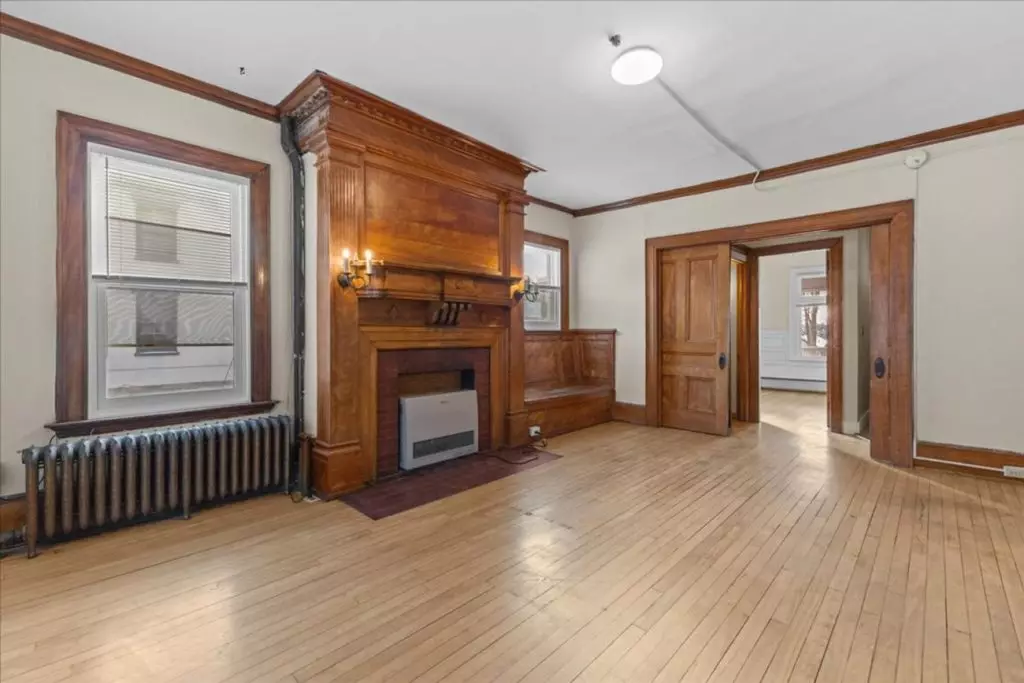 207 S Union Street #1 – Available Now *SHORT-TERM LEASE* Burlington