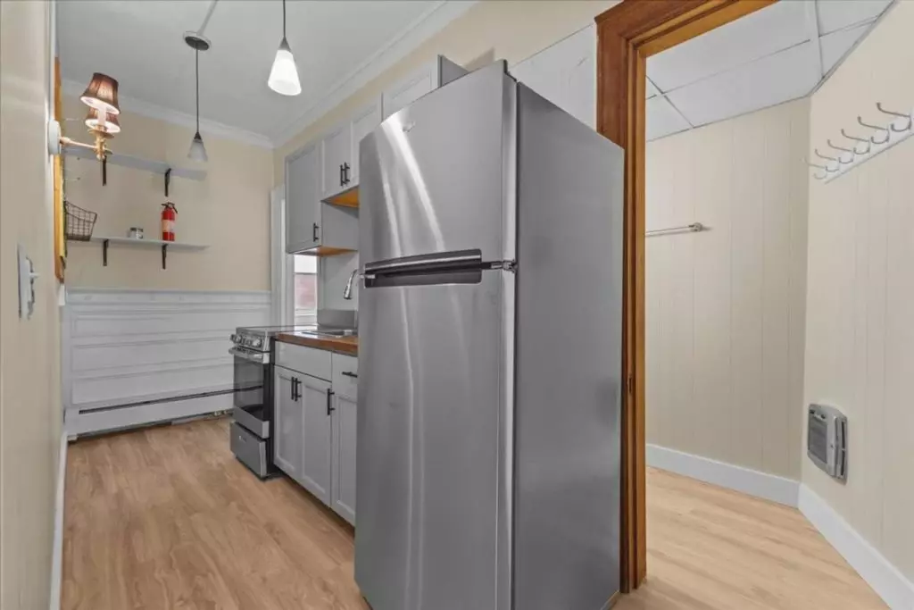 207 S Union Street #1 – Available Now *SHORT-TERM LEASE* Burlington