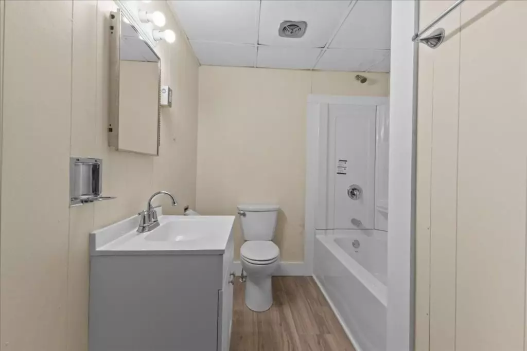 207 S Union Street #1 – Available Now *SHORT-TERM LEASE* Burlington