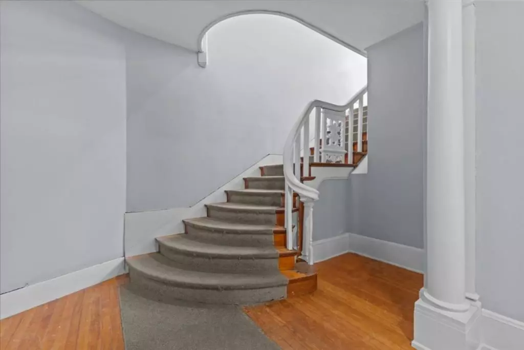 207 S Union Street #1 – Available Now *SHORT-TERM LEASE* Burlington