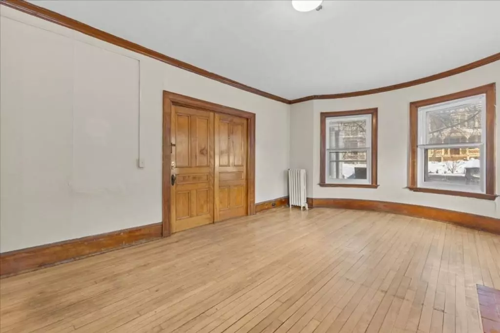 207 S Union Street #1 – Available Now *SHORT-TERM LEASE* Burlington