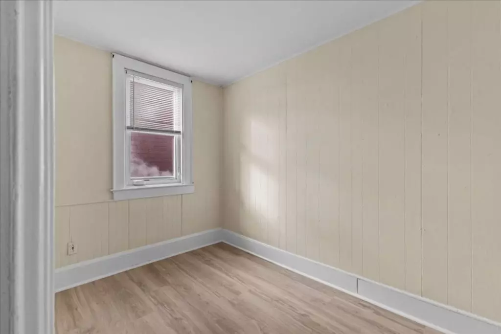 207 S Union Street #1 – Available Now *SHORT-TERM LEASE* Burlington