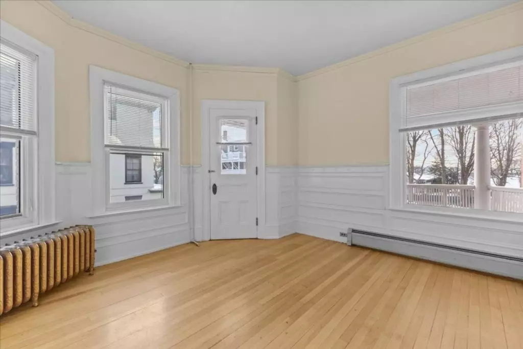 207 S Union Street #1 – Available Now *SHORT-TERM LEASE* Burlington