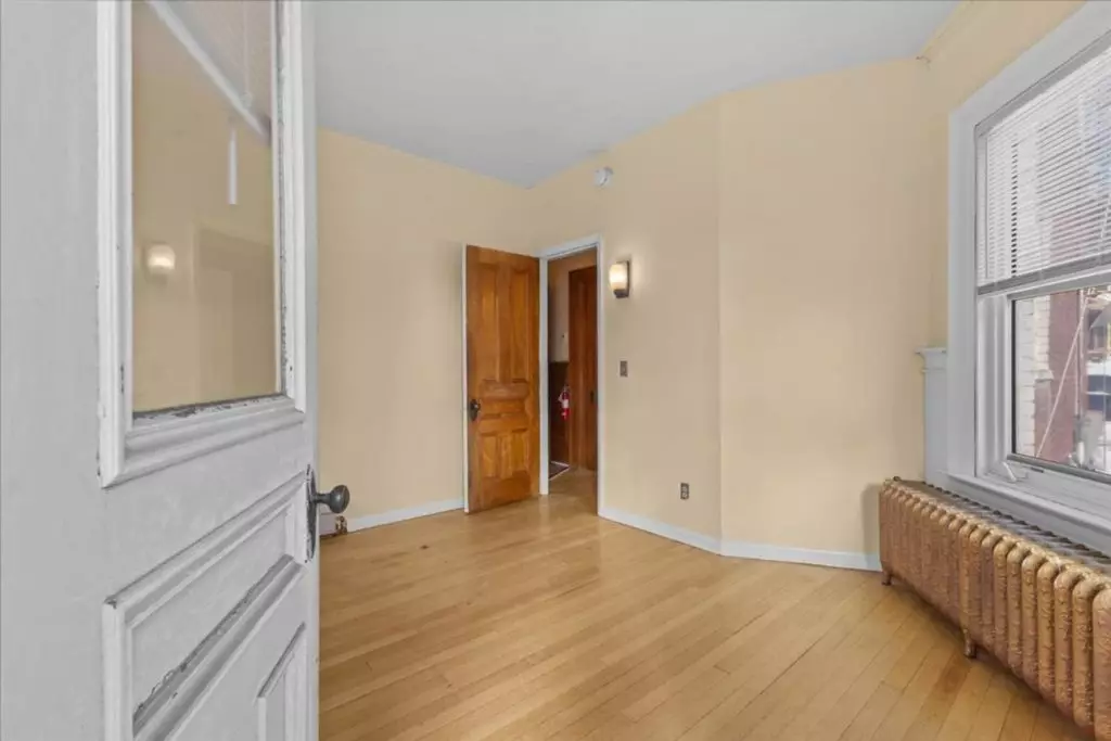 207 S Union Street #1 – Available Now *SHORT-TERM LEASE* Burlington