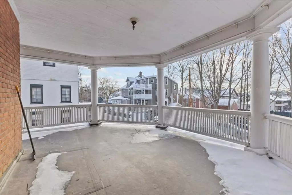 207 S Union Street #1 – Available Now *SHORT-TERM LEASE* Burlington