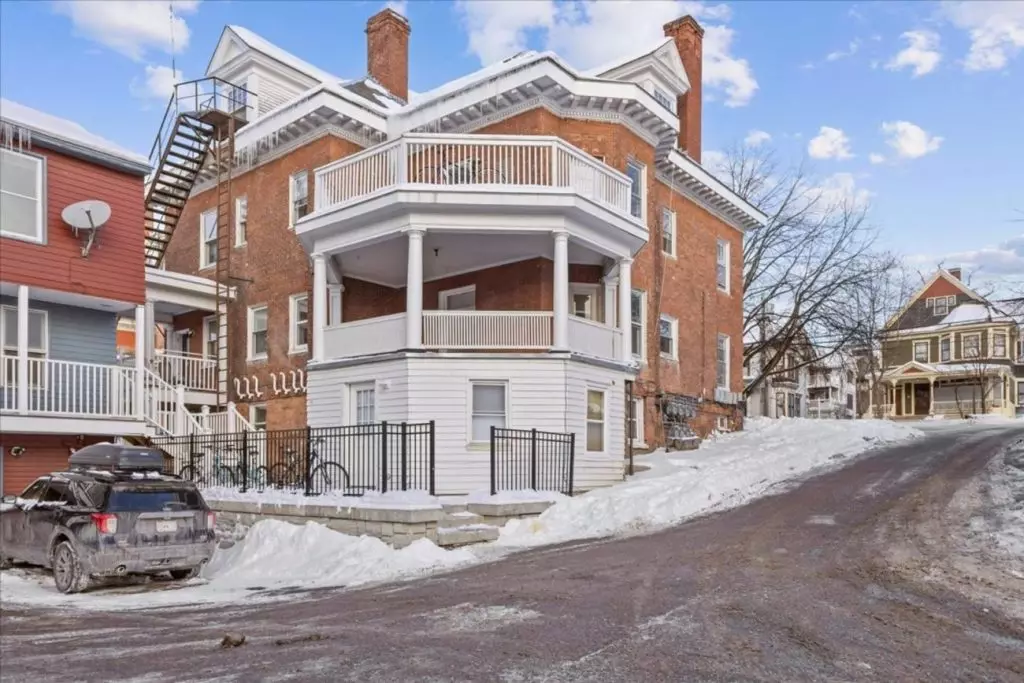 207 S Union Street #1 – Available Now *SHORT-TERM LEASE* Burlington