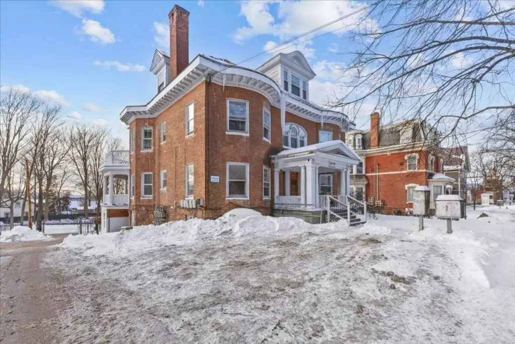 207 S Union Street #1 – Available Now *SHORT-TERM LEASE* Burlington