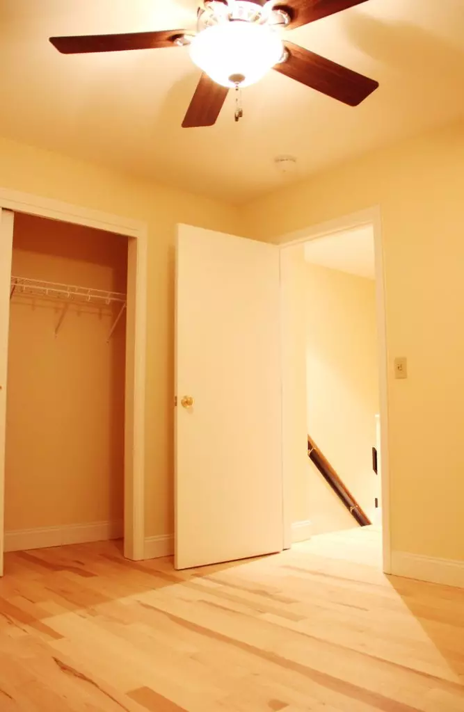 Updated 2 Bedroom w/ Laundry + Parking – 48 North Champlain Street #3, Burlington VT – June 1st, 2026