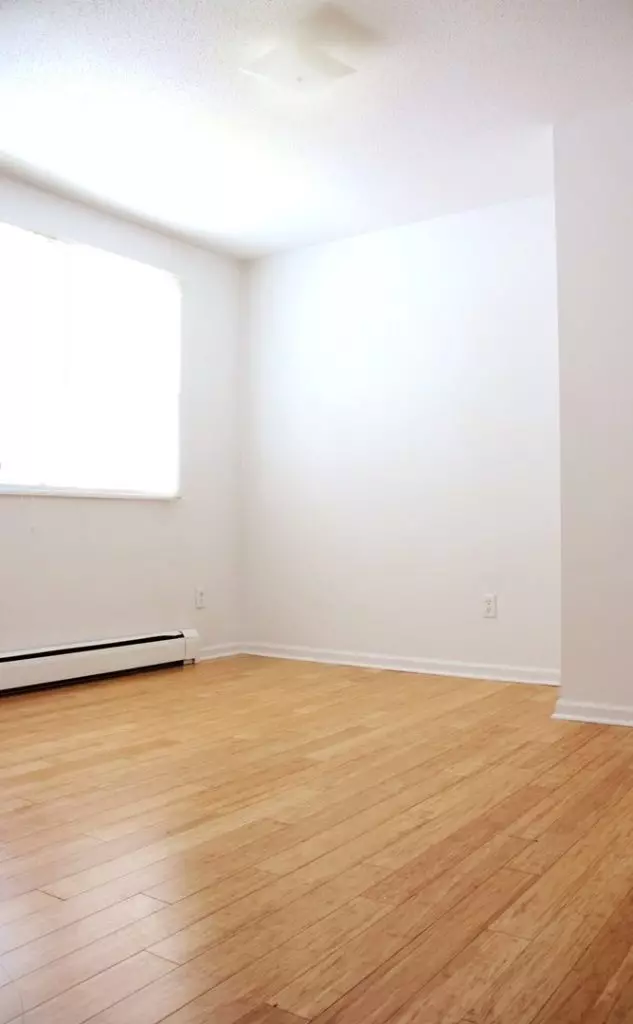 2 Bedroom with Parking – 102 Park St #4, Burlington – June 1st, 2026
