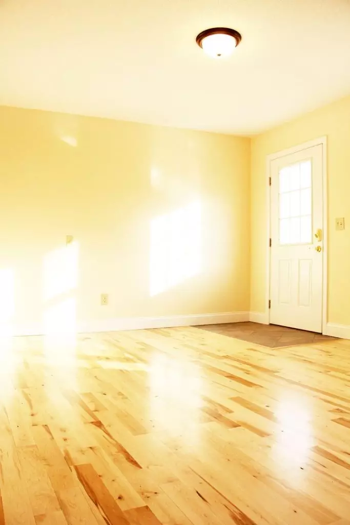 2 Bedroom with Parking – 102 Park St #4, Burlington – June 1st, 2026