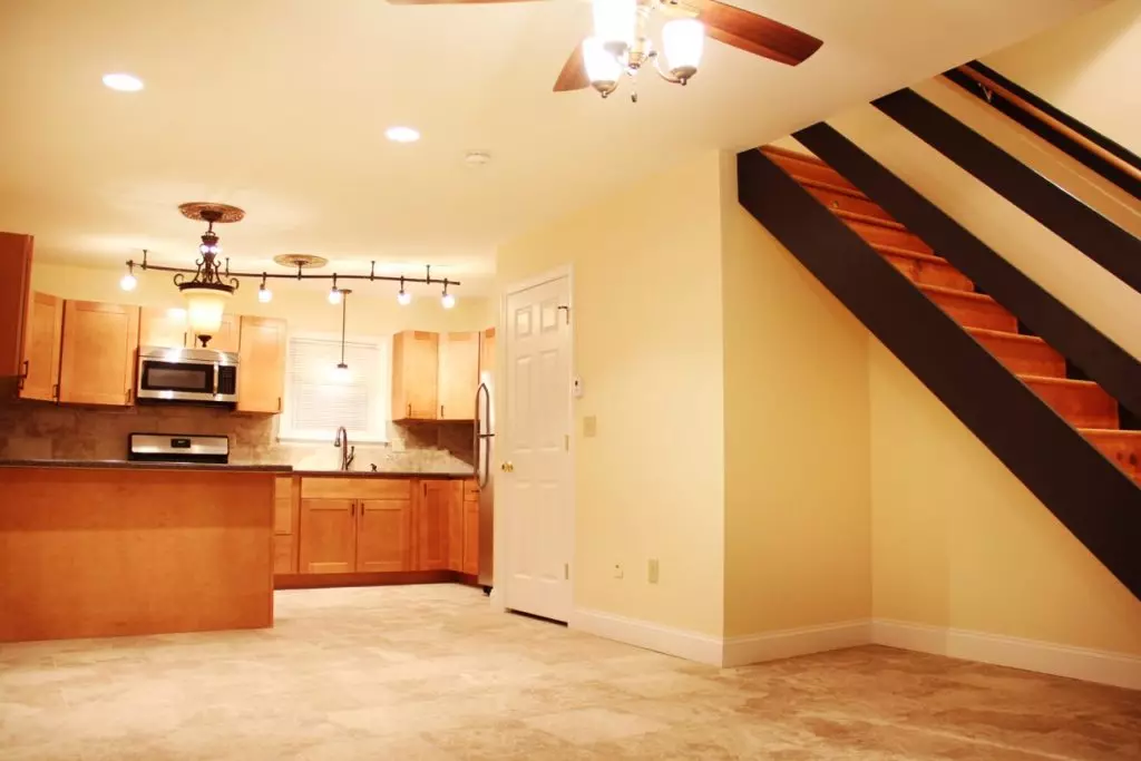 Updated 2 Bedroom w/ Laundry + Parking – 48 North Champlain #2, Burlington VT- June 1st, 2026