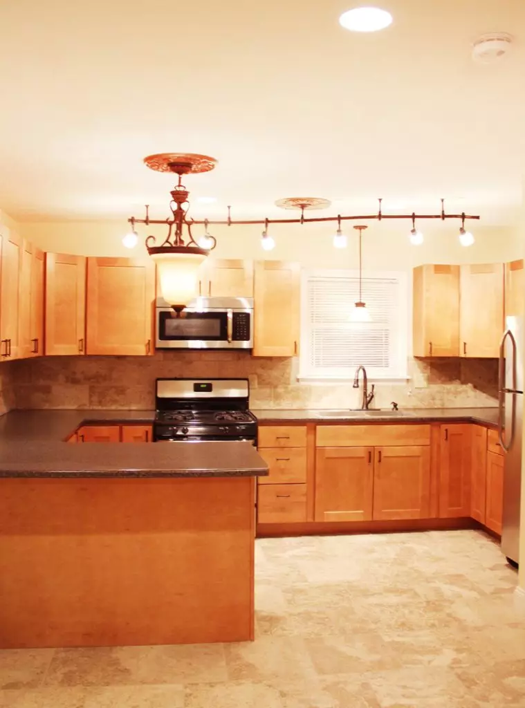 Updated 2 Bedroom w/ Laundry + Parking – 48 North Champlain #2, Burlington VT- June 1st, 2026