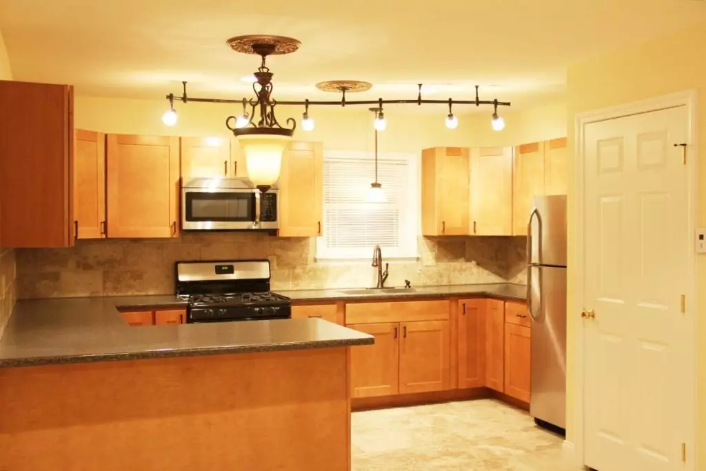 Updated 2 Bedroom w/ Laundry + Parking – 48 North Champlain #2, Burlington VT- June 1st, 2026