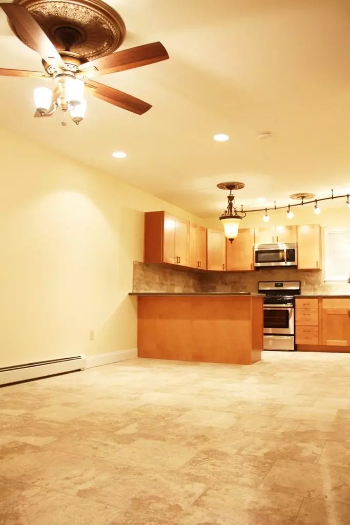Updated 2 Bedroom w/ Laundry + Parking – 48 North Champlain #2, Burlington VT- June 1st, 2026