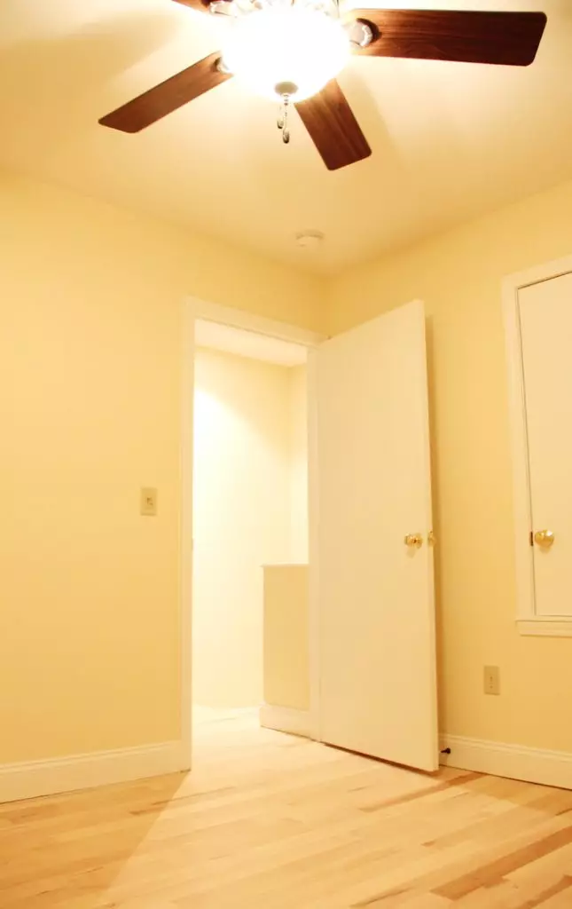 Updated 2 Bedroom w/ Laundry + Parking – 48 North Champlain #2, Burlington VT- June 1st, 2026