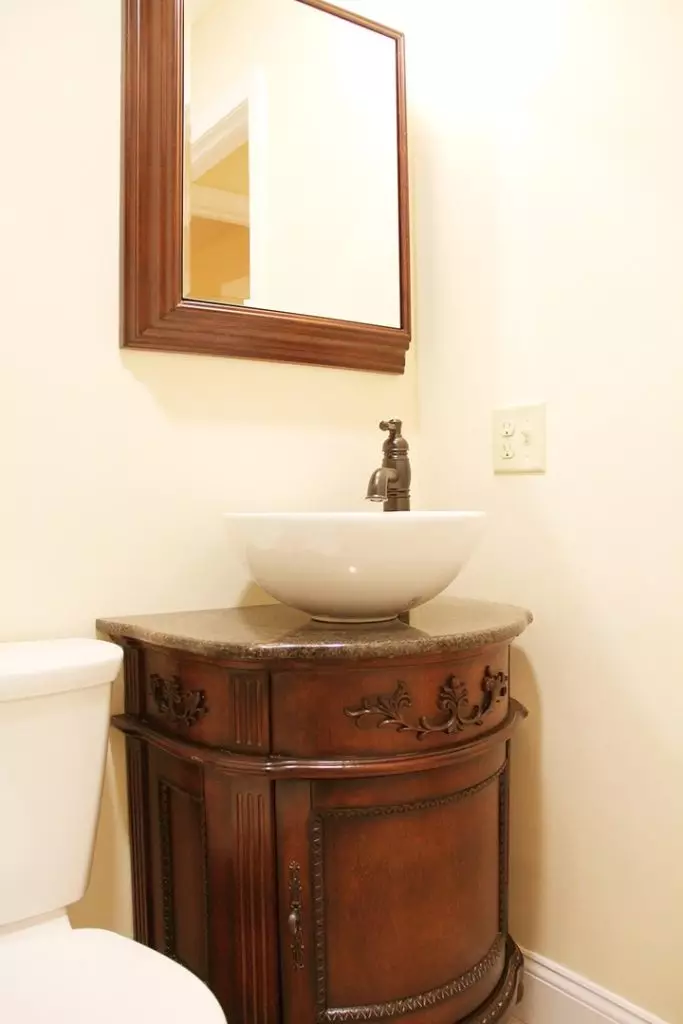 Updated 2 Bedroom w/ Laundry + Parking – 48 North Champlain #2, Burlington VT- June 1st, 2026