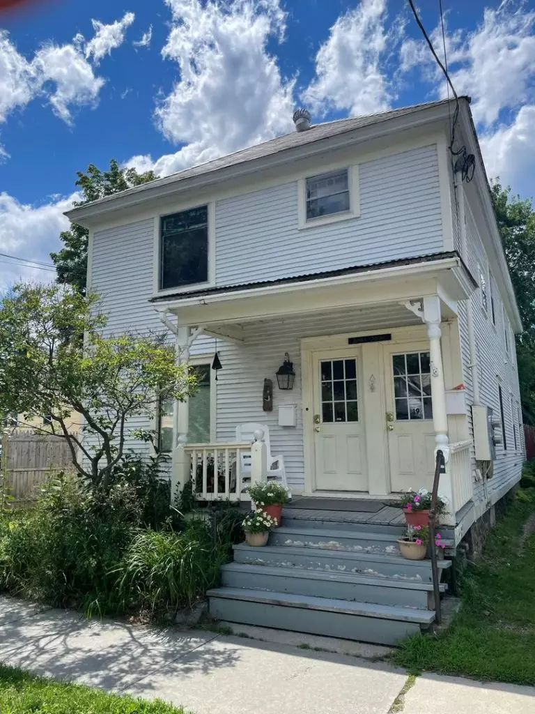 AVAILABLE JUNE 1, 2027 – Updated 4BR Old North End Apartment Near UVM & Downtown Burlington Available June 1, 2027 -Welcome to this recently updated 4-bedroom, 1-bathroom second-floor apartment located in the heart of the Old North End. Enjoy refinished f