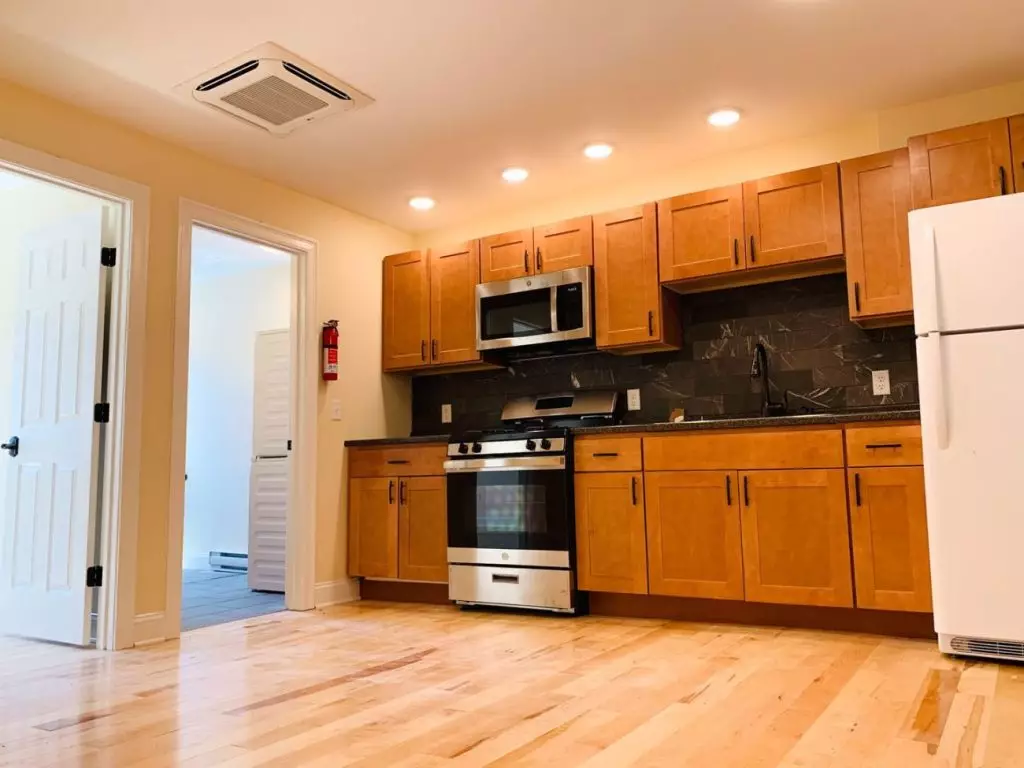 Renovated 1 Bedroom with Parking – 100 North Street #1 in Burlington- June 1st, 2026