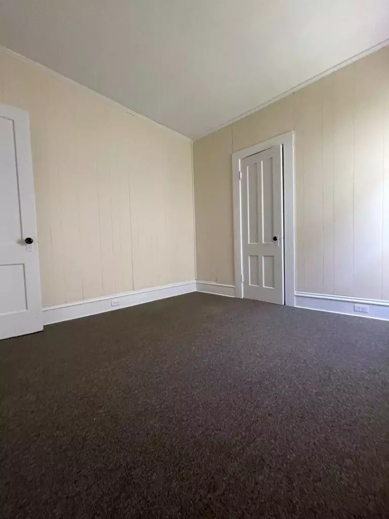 88 Lafountain St, Burlington, VT | 4 Bedroom Apartment Near UVM with Porch & Laundry | June 2027