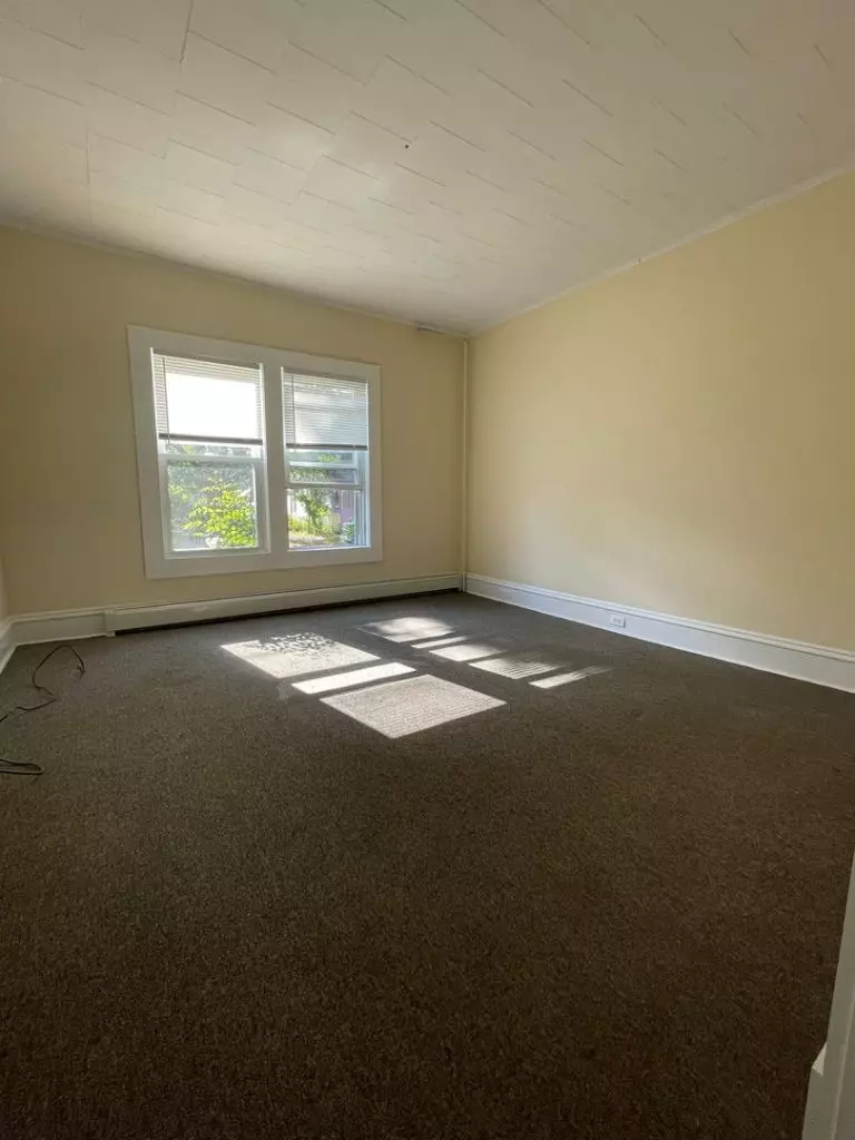 88 Lafountain St, Burlington, VT | 4 Bedroom Apartment Near UVM with Porch & Laundry | June 2027