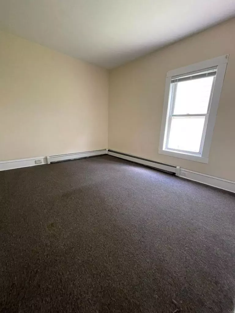 88 Lafountain St, Burlington, VT | 4 Bedroom Apartment Near UVM with Porch & Laundry | June 2027