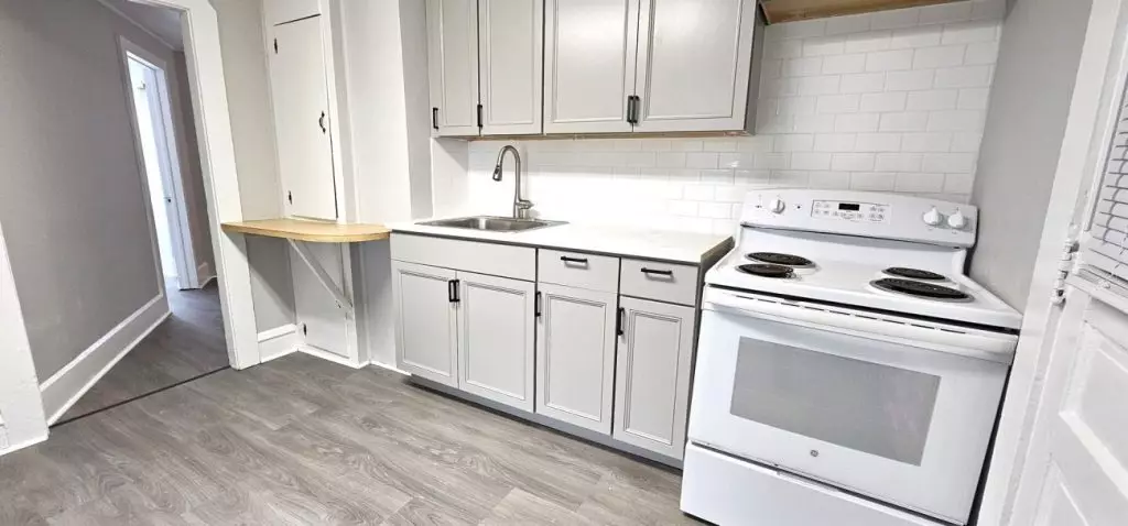 FOR RENT BY ROOM in South end- AVAILABLE NOW