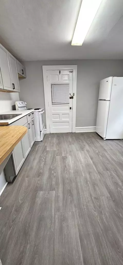 FOR RENT BY ROOM in South end- AVAILABLE NOW