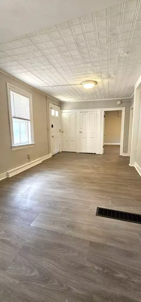 FOR RENT BY ROOM in South end- AVAILABLE NOW