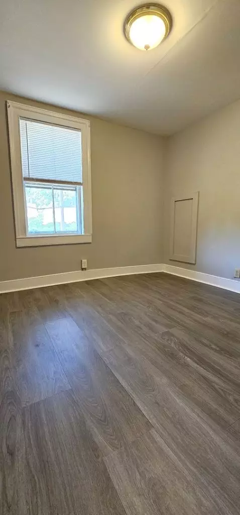 FOR RENT BY ROOM in South end- AVAILABLE NOW