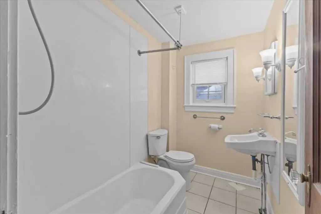 360-364 S Winooski Ave APT I – AVAILABLE NOW SHORT-TERM LEASE ONLY – BURLINGTON VT