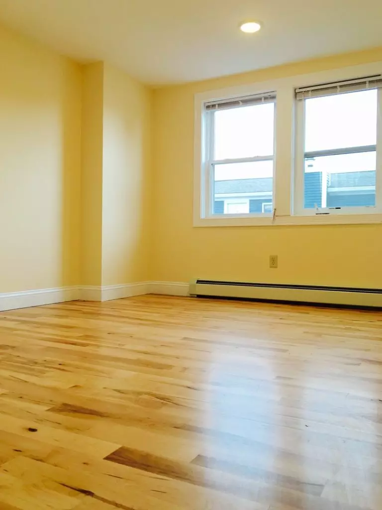 AVAILABLE JUNE 1, 2026 – Renovated 3-Bedroom Downtown Burlington Apartment Near UVM & Champlain College Campus with Washer/Dryer