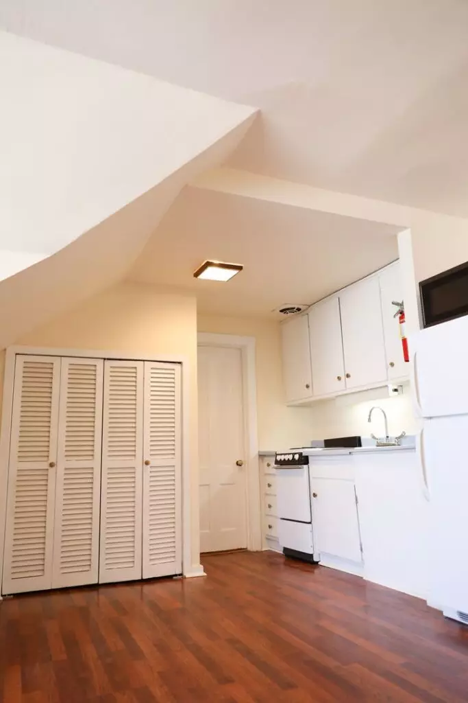 42 North Prospect Street #7 – Studio w/ Parking in Burlington, Close to Campus – June 1, 2026
