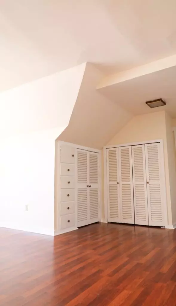 42 North Prospect Street #7 – Studio w/ Parking in Burlington, Close to Campus – June 1, 2026