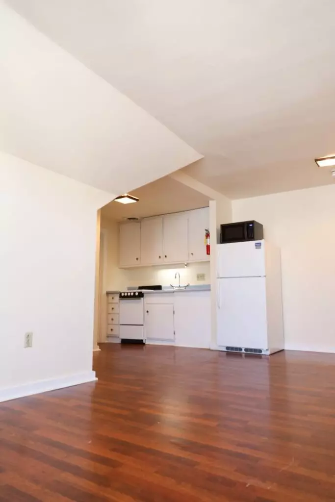 42 North Prospect Street #7 – Studio w/ Parking in Burlington, Close to Campus – June 1, 2026