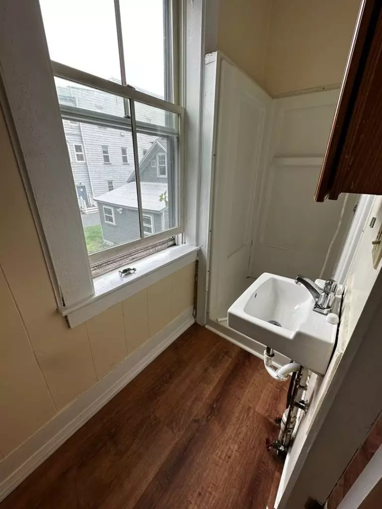 ONE BEDROOM (PLUS OFFICE) AVAILABLE IN BURLINGTON VT- JUNE 1ST, 2026