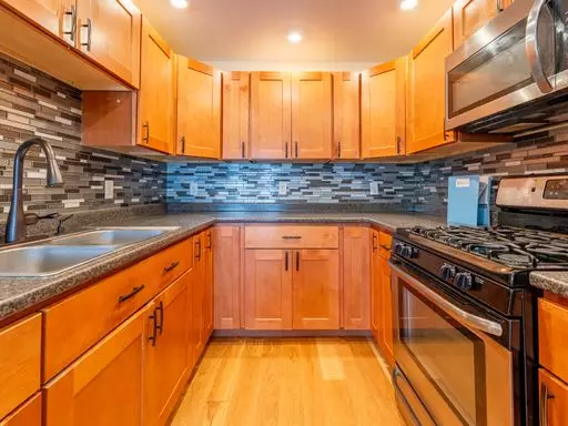 220 North Ave #1 – Cozy two bedroom available on North Ave in Burlington!