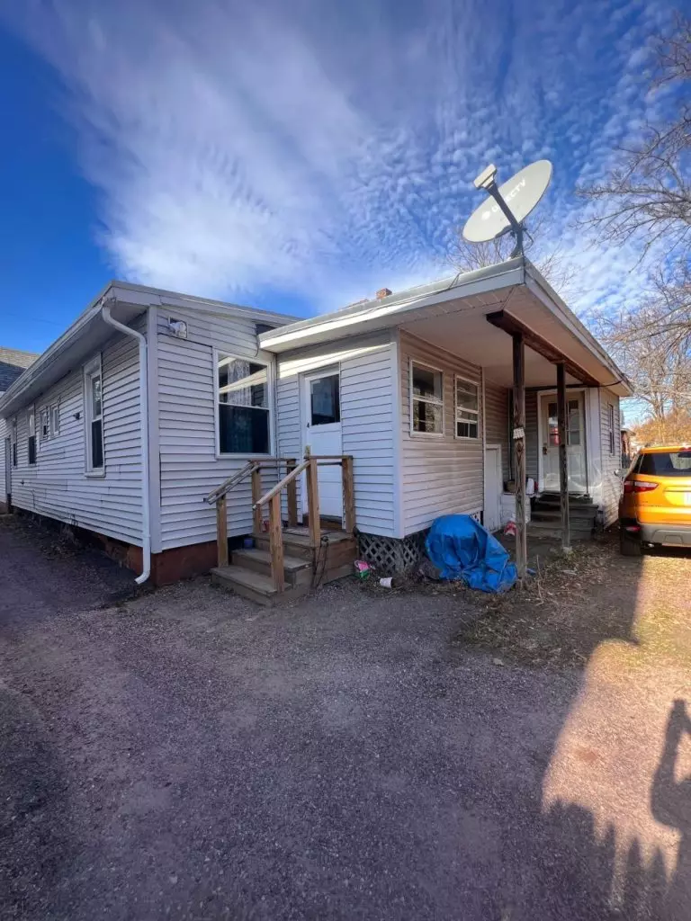 Cozy 1 Bedroom with Off Street Parking in Burlington – Available June 1st, 2026