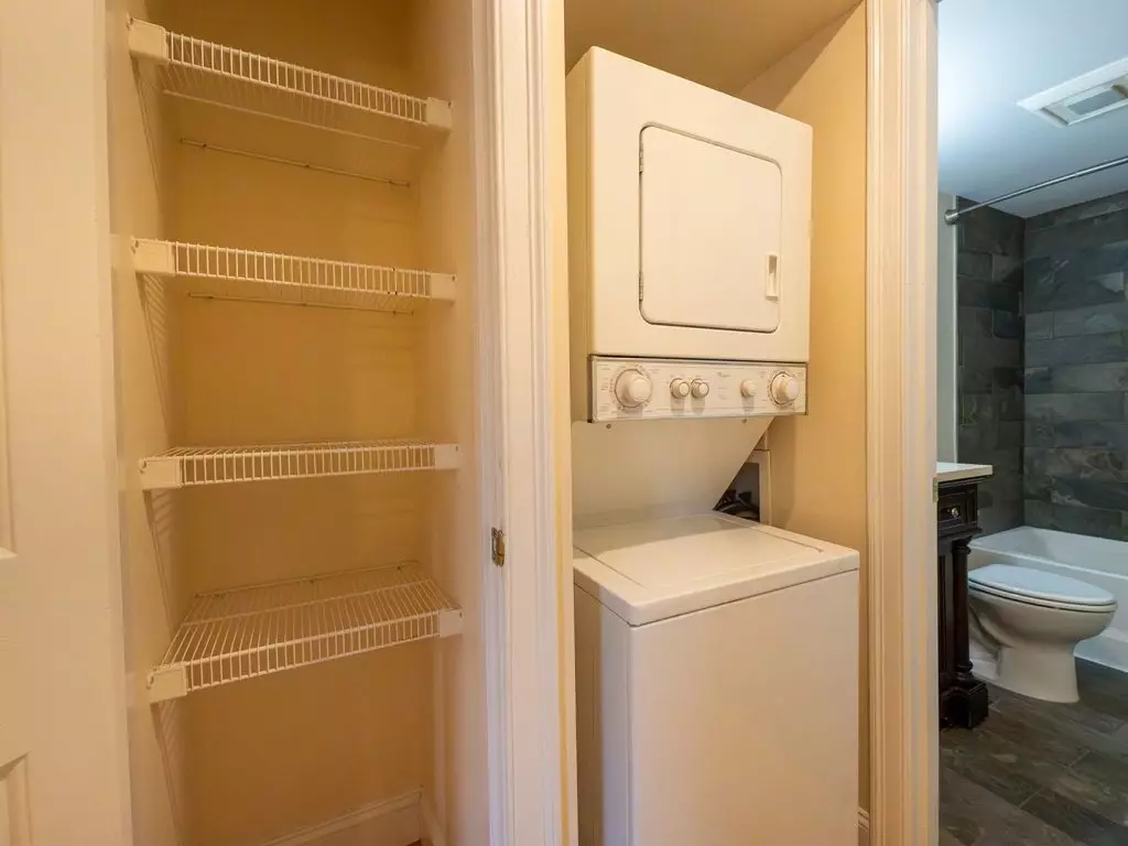 Renovated Studio Apartment in Burlington VT – 152C North Street AVAILABLE OCTOBER 5TH, 2026