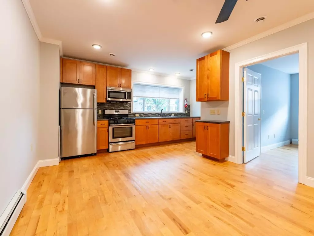158I North St, Burlington, VT | Renovated 2 Bedroom Apartment Near UVM & Downtown | June 2027