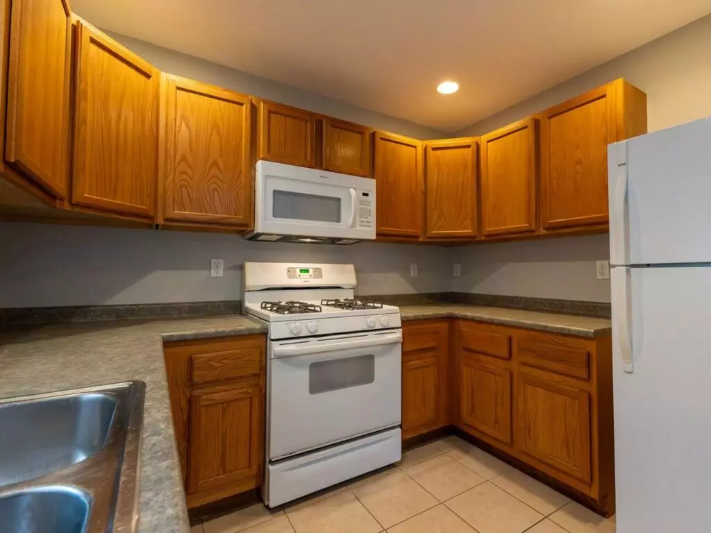 2 Bedroom with Laundry and Parking – 1144 North Ave in Burlington