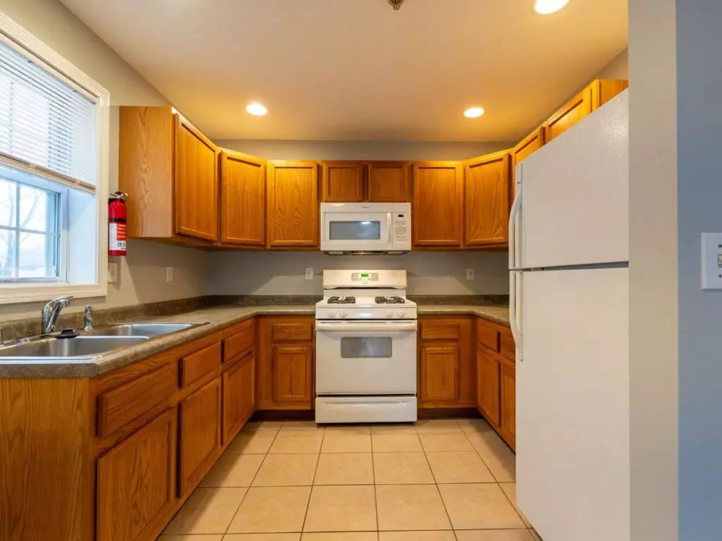 2 Bedroom with Laundry and Parking – 1144 North Ave in Burlington