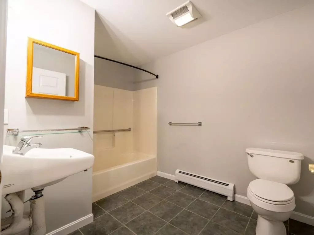 2 Bedroom with Laundry and Parking – 1144 North Ave in Burlington