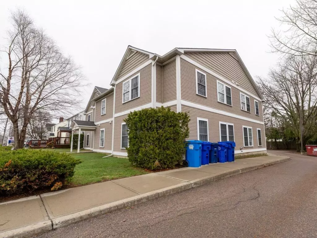 2 Bedroom with Laundry and Parking – 1144 North Ave in Burlington
