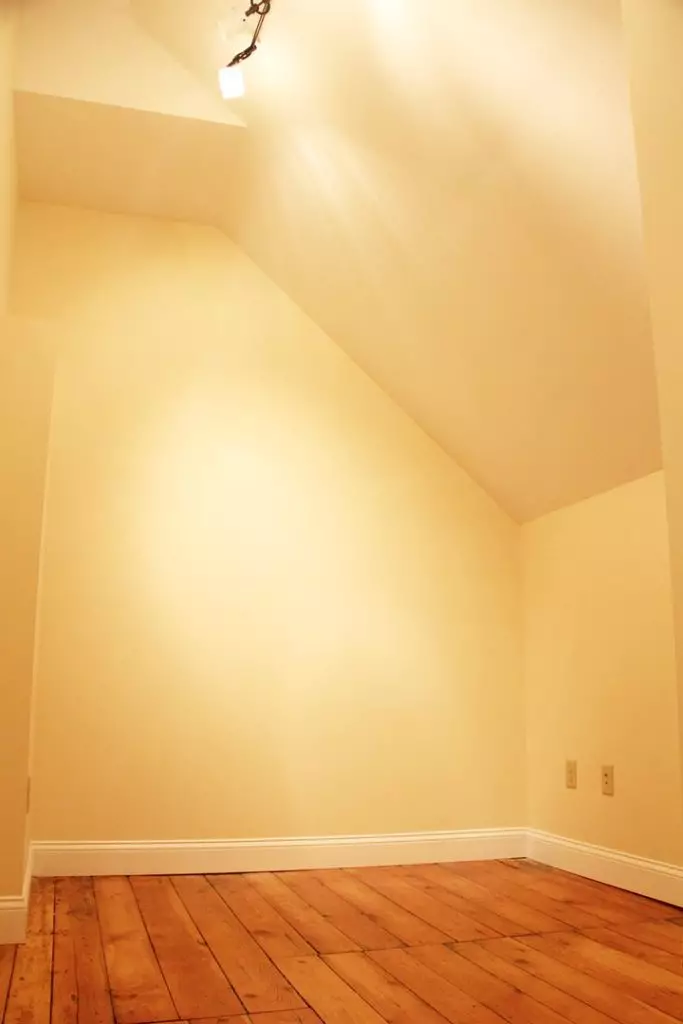 162 North St – GREAT 2 BED W/ TWO ADDITIONAL BONUS ROOMS LOCATED IN DOWNTOWN BURLINGTON- AVAILABLE June 1st 2026