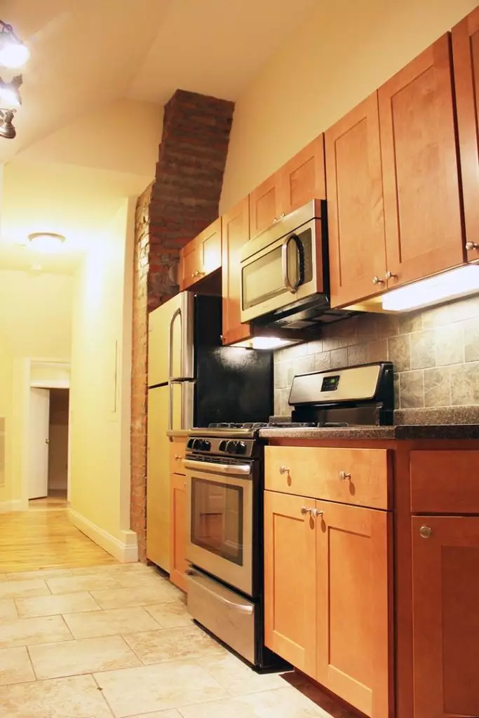 AVAILABLE JUNE 1, 2026 – 9 Bedroom Off-Campus Student Housing