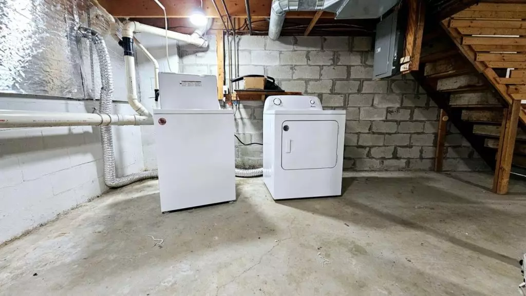 Spacious 2 bedroom available in quiet neighborhood!