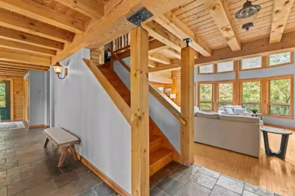 Large Log Cabin in Hinesburg – 448 Dynamite Hill Road