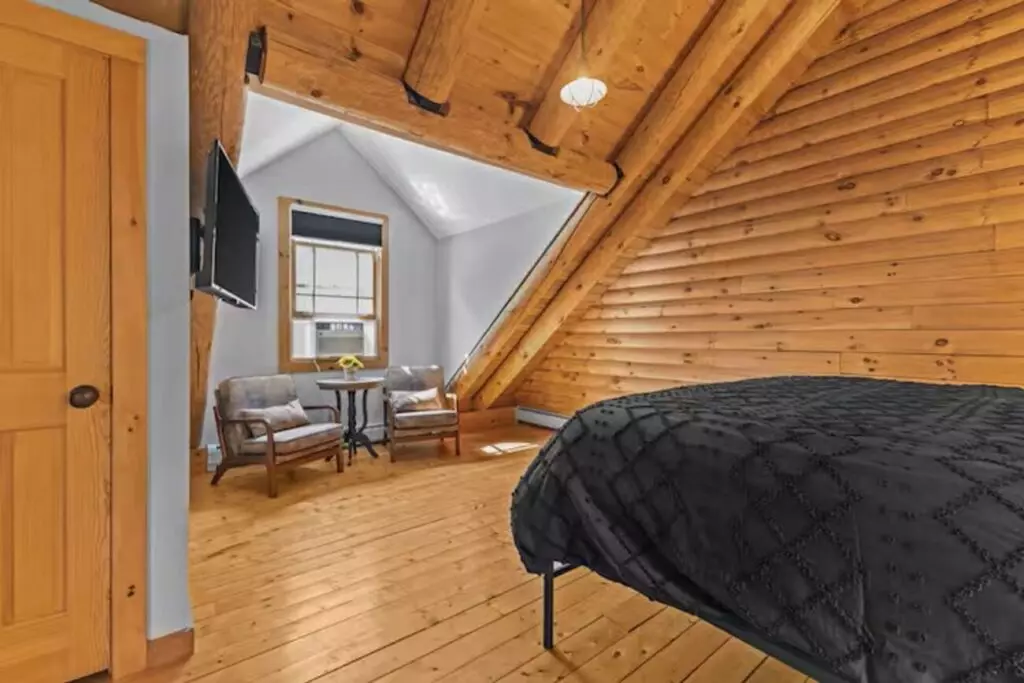 Large Log Cabin in Hinesburg – 448 Dynamite Hill Road