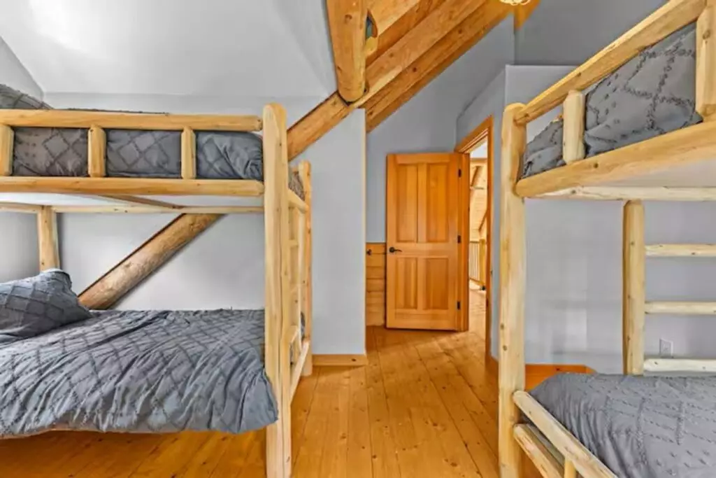 Large Log Cabin in Hinesburg – 448 Dynamite Hill Road